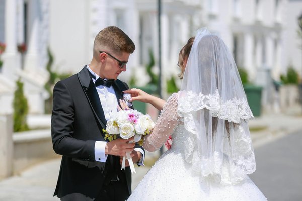 Décoration mariage rouge et blanc chic : idées et astuces pour un événement élégant