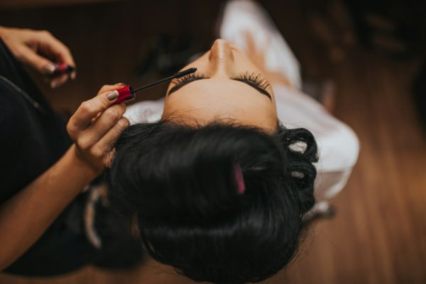 Explorez les techniques incontournables du maquillage de mariée