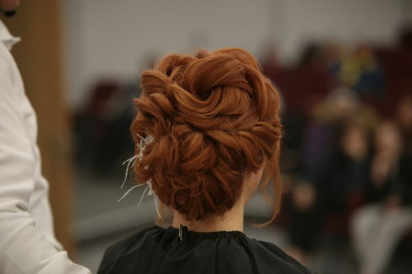 Idées élégantes de chignons pour cheveux courts le jour J